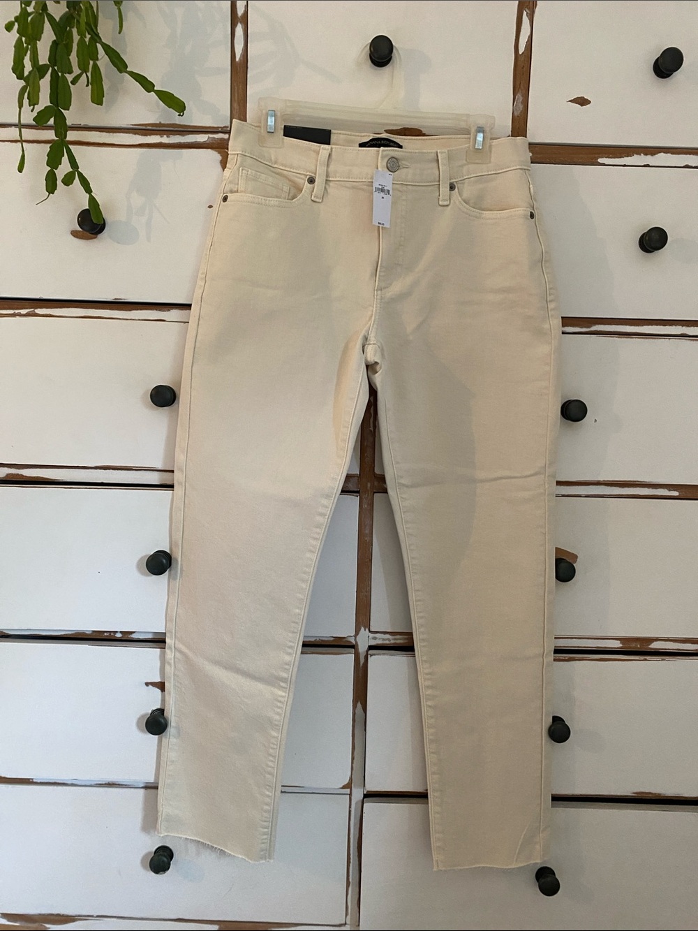 Banana Republic Straight-Leg Jeans in Cream Cute raw hem. 😎